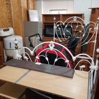 Estate Services - Lovely full size bed frame - Antiques Near Me - West Warwick, Rhode Island