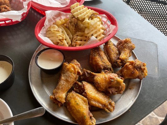 Pluckers Wing Bar by null