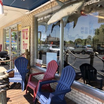 Chums Shrimp Shack - Have a seat - Seafood Near Me - St. Charles, Illinois