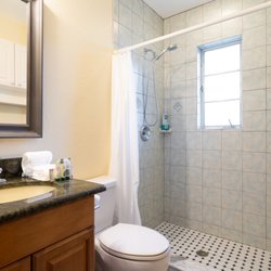 Mar Bay Motel & Suites - Walk in shower