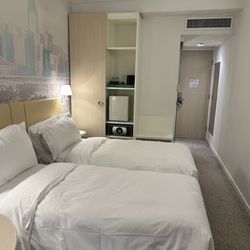 Ozo Wesley - Room is smaller size but for the price range, it's perfect and super clean.
