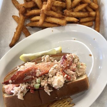 That Dam Place - Sooo delicious! Lobstah roll! - American Near Me - Folsom, California