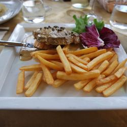 Pizzeria Danubio - Rinderfilet mit Pfeffersauce und Pommes