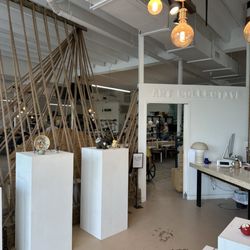 Mingo makes it pottery studio - The entrance to Mingo's and the open space to the workshop