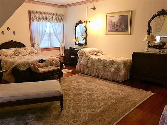 Whistler's Inn by null