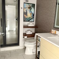 Hollywood Casino Hotel at Greektown - Guestroom bathroom