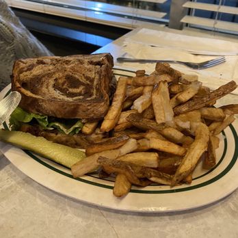Kelly’s Tavern - Patty melt, with lettuce and tomato?! Huh?!? - American Near Me - Virginia Beach, Virginia Kelly’s Tavern - Patty melt, with lettuce and tomato?! Huh?!? - American Near Me - Virginia Beach, Virginia