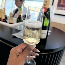 American Airlines Flagship Lounge - Welcome drink