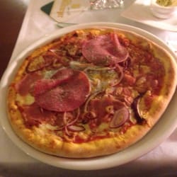Pizzeria Nido 3 - Pizza Nino mit Schinken, Zwiebeln, Thunfisch, Salami und Ei - Eine Offenbarung!