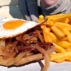Flugplatzgaststätte Charlie - Schnitzel mit Röstzwiebeln und Spiegelei.