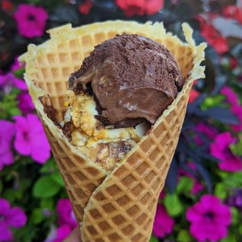 Ed's Real Scoop - Red Hot Chili Chocolate gelato and Burnt Marshmallow ice cream - Ice Cream & Frozen Yogurt Near Me - Toronto, Ontario Ed's Real Scoop - Red Hot Chili Chocolate gelato and Burnt Marshmallow ice cream - Ice Cream & Frozen Yogurt Near Me - Toronto, Ontario