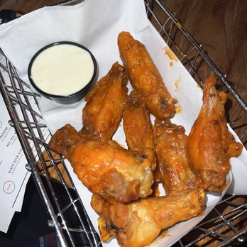 Hydraulic Hearth - Medium wings - Pizza Near Me - Buffalo, New York