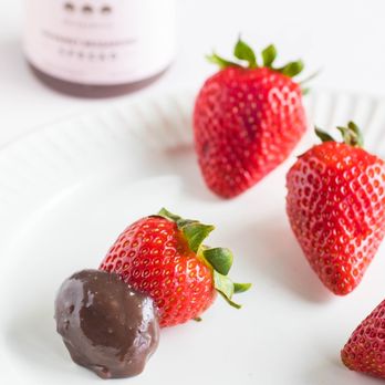 Obrigaderia - Brigadeiro chocolate spread with strawberries - Desserts Near Me