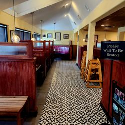 Trip's Diner - Tampa - Oct 2020: The front side aisle-- there's a nice comfy booth @ the end