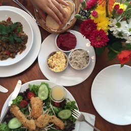 Beetroot hummus, baba ganouj, sesame-chicken salad with housemade dressing, hot plate specialty: aubergine and tomatoes
