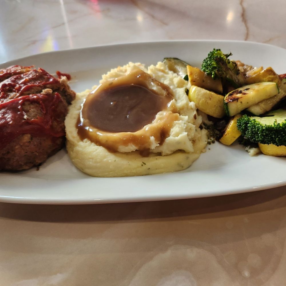Meatloaf, mashed potatoes and vegetables Meatloaf, mashed potatoes and vegetables
