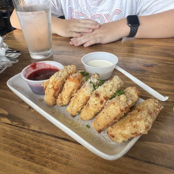 Stompbox Brewing - Cheese Boxes - Brewpubs Near Me - Davenport, Iowa