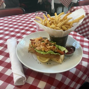 P. J. Clarke's - Maine-style lobster roll - Cocktail Bars Near Me - Philadelphia, Pennsylvania P. J. Clarke's - Maine-style lobster roll - Cocktail Bars Near Me - Philadelphia, Pennsylvania