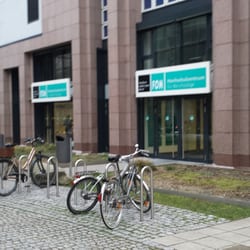 FOM - Hochschule für Ökonomie und Management - Seiteneingang mit Fahrradstellplatz