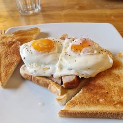 The Boot - Scrumptious sausage, egg on toast