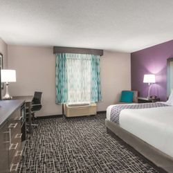 La Quinta by Wyndham Covington - Guest room
