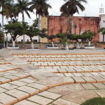 Parque de Santa Ana - Explanada con vista hacia la parroquia - Parks Near Me - Mérida, YUC