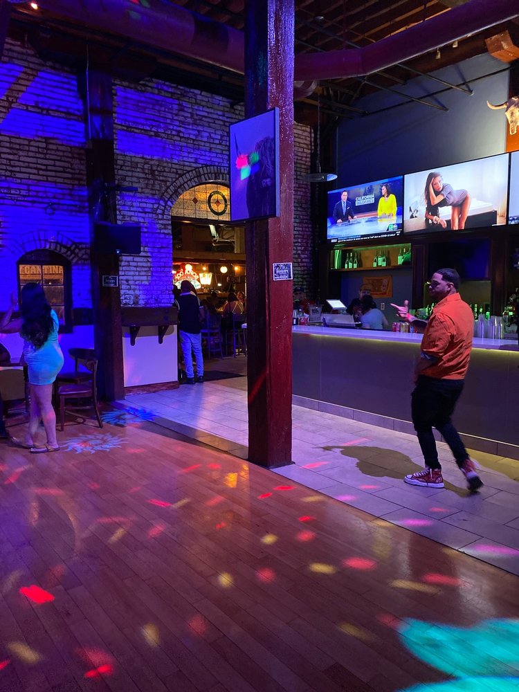 WATERFRONT WAREHOUSE Updated October 2024 445 W er Ave, Stockton