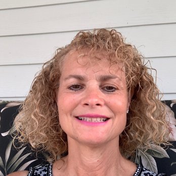 Red Lobster - a woman with curly hair smiling - Seafood Near Me - Hermitage, Pennsylvania Red Lobster - a woman with curly hair smiling - Seafood Near Me - Hermitage, Pennsylvania