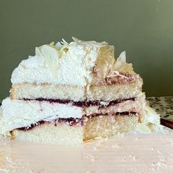 The Ultimate Pastry Shop - White chocolate raspberry cake, 6"