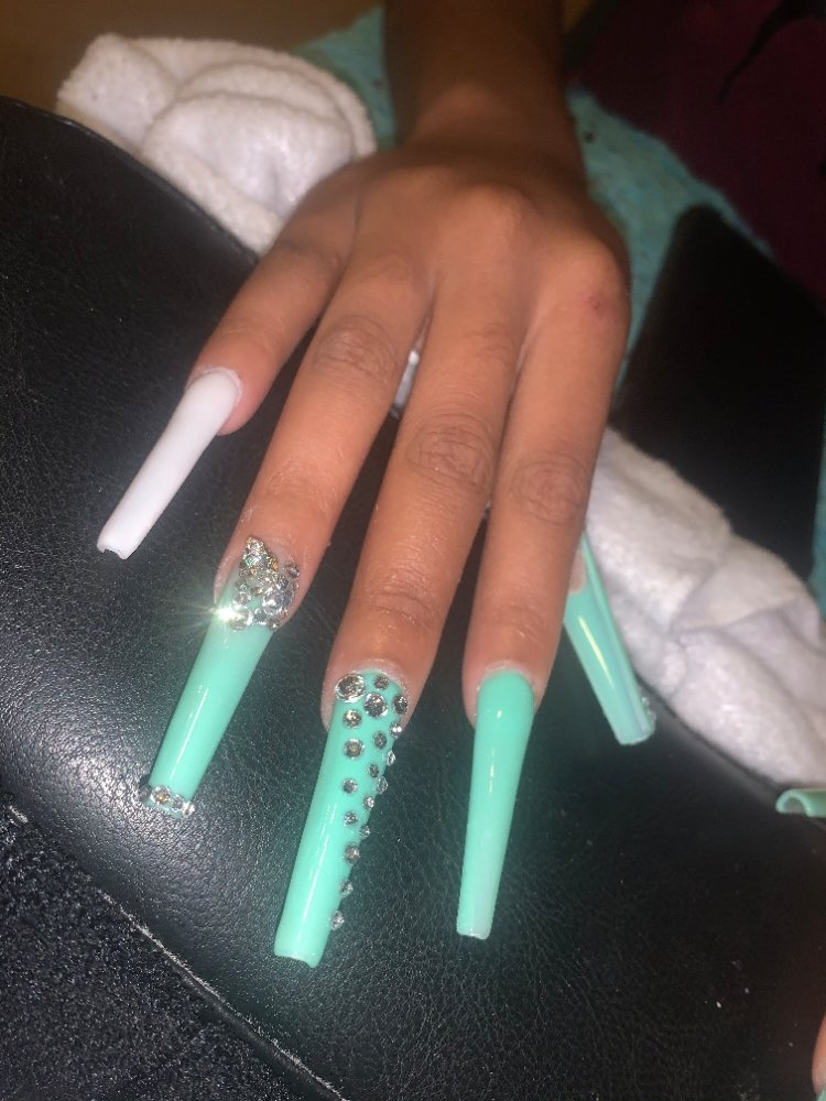 Nails-N-Tipz by Honeyy Logo