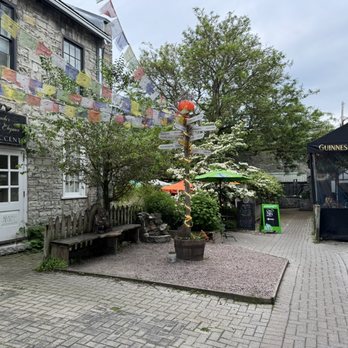 Chez Piggy Restaurant - Outside - Breakfast & Brunch Near Me - Kingston, Ontario