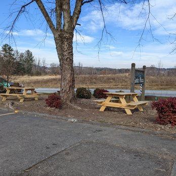 Big Mike's BBQ - A few picnic tables to sit at along Haywood Rd - Barbeque Near Me - Mills River, North Carolina