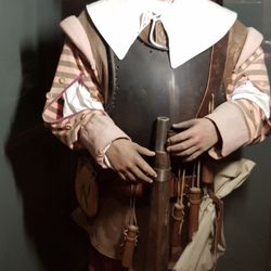 Museum im Schloss - Soldat im Dreißigjährigen Krieg mit Harnisch, Helm und Gewehr