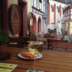 Gillot Haus - Auf der leicht abschüssigen Terrasse sitzt es sich dennoch sehr gut, Lage direkt am Marktplatz.