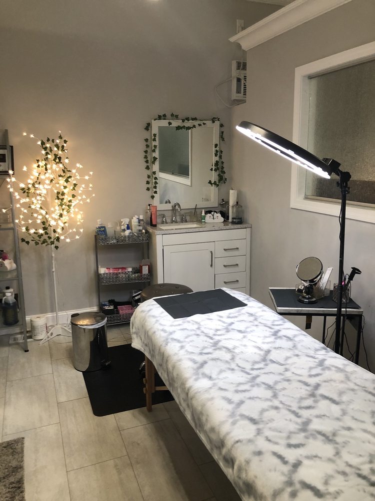 Brows By Stacie Logo
