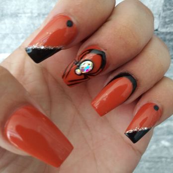 Noire The Nail Bar - He drew this spider by hand it was awesome to watch - Nail Salons Near Me - Chapel Hill, North Carolina