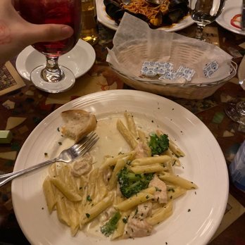 D'Parma Restaurant - Ziti Chicken Broccoli Alfredo Linguine with Mussels - Italian Near Me - Boston, Massachusetts D'Parma Restaurant - Ziti Chicken Broccoli Alfredo Linguine with Mussels - Italian Near Me - Boston, Massachusetts