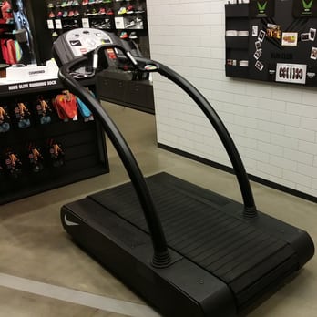 nike running fashion valley