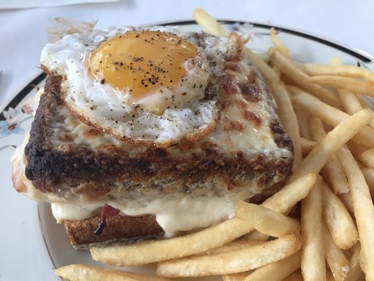 Tonti's Cocktail Bar & Bistro by null