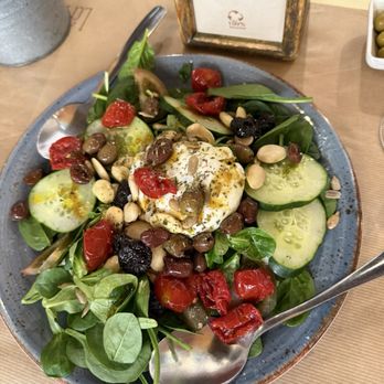 La Bartola - Ensalada burrata - Tapas Bars Near Me - Seville, SE