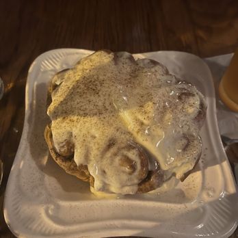Alyce - Cinnamon Roll - Cafes Near Me - Jersey City, New Jersey