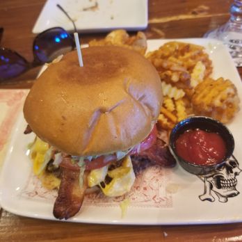 Guy Fieri's - Mac and cheese burger - American Near Me - Cancún, ROO
