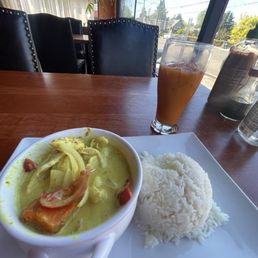 Yellow curry and iced Thai tea
