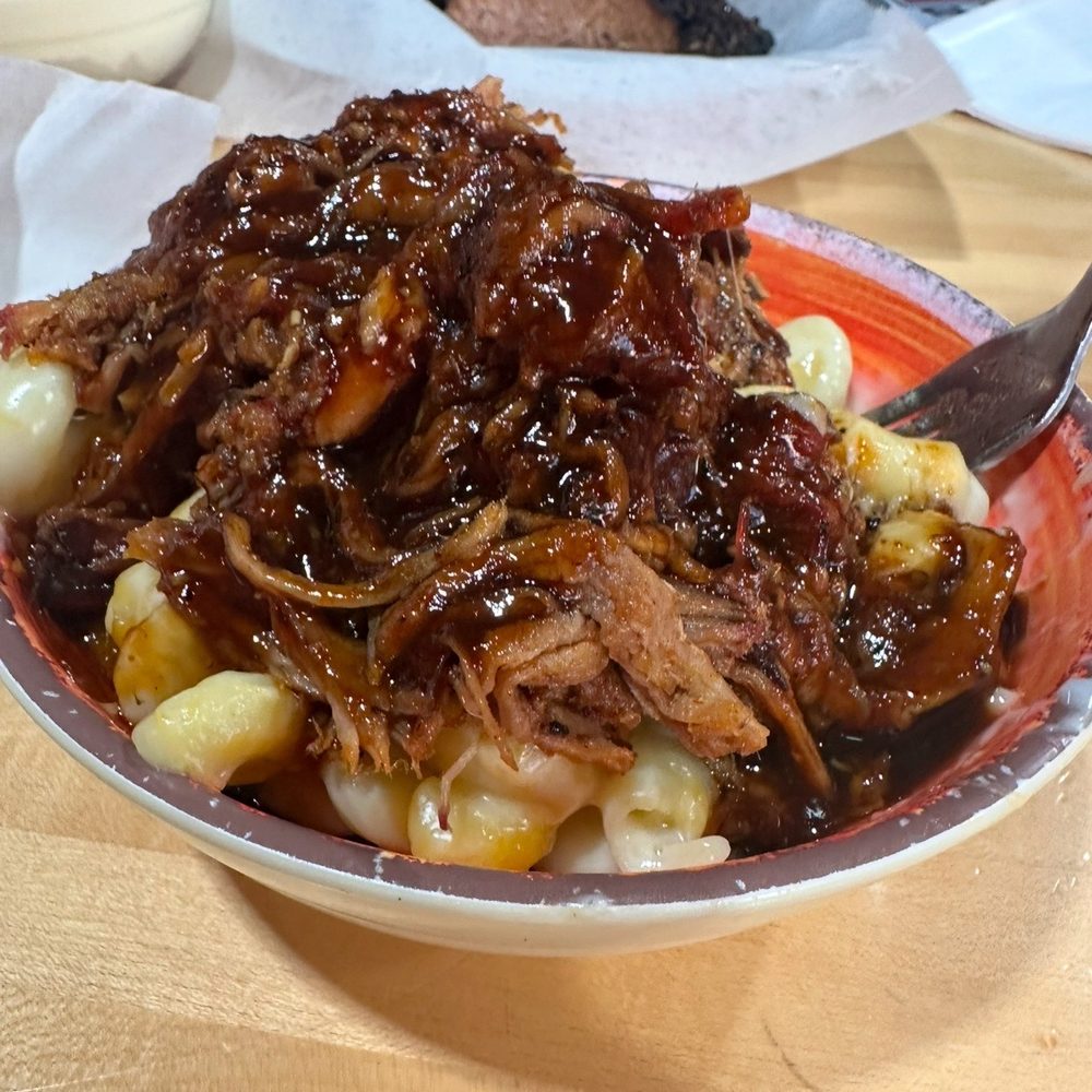 Pulled pork & macaroni bowl