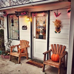 Ray's Den Motel - Cute decorations for the season