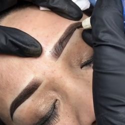Arch brow bar - Ombré powder on client