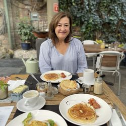 Hotel Villa Condesa - Cook to order breakfast served in the covered patio. Definitely add the homemade guava marmalade to your toast!! Delish!