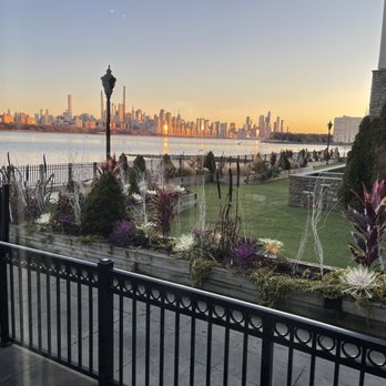 HAVEN Riverfront Restaurant & Bar - View of the Hudson River and Manhattan - New American Near Me - Edgewater, New Jersey HAVEN Riverfront Restaurant & Bar - View of the Hudson River and Manhattan - New American Near Me - Edgewater, New Jersey
