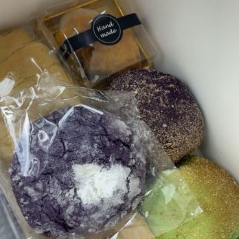 Kuya Jay’s Ube Kafe - Mixed bread box. - Themed Cafes Near Me - Somerville, Massachusetts Kuya Jay’s Ube Kafe - Mixed bread box. - Themed Cafes Near Me - Somerville, Massachusetts