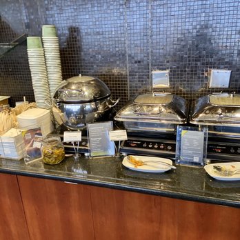Delta Sky Club - Awkward layout: plates are in the middle - Airport Lounges Near Me - Saint Paul, Minnesota